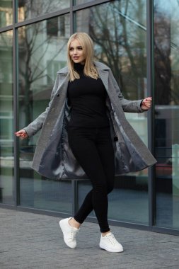 sonbahar montlu genç güzel kadın portresi. moda fotoğraf.