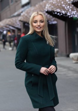 güzel, sarışın genç kadın. Açık dikey.