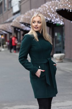 güzel, sarışın genç kadın. Açık dikey.