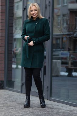 sonbahar montlu genç güzel kadın portresi. moda fotoğraf.