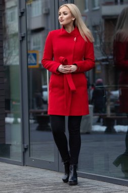 sonbahar montlu genç güzel kadın portresi. moda fotoğraf.