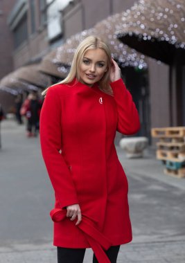 Yakın çekim portre sevimli gülümseme açık havada yürüyüş ile güzel beyaz kadının.