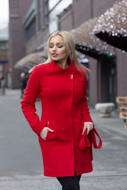 Yakın çekim portre sevimli gülümseme açık havada yürüyüş ile güzel beyaz kadının.