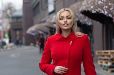 güzel, sarışın genç kadın. Açık dikey.