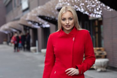 güzel, sarışın genç kadın. Açık dikey.