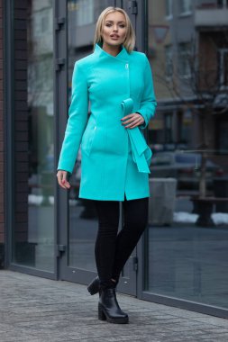 Sokakta yürüyen güzel genç sarışın kadın.