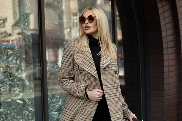 Retrato Alta Moda Joven Mujer Rubia Elegante Aire Libre Abrigo —  Fotos de Stock