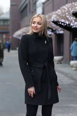 Kadın bahar portre. Gülümseyen kız açık havada parlayan. Moda ve güzellik. 