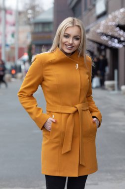 Kadın bahar portre. Gülümseyen kız açık havada parlayan. Moda ve güzellik. 