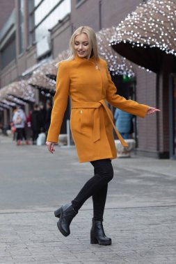 Kadın bahar portre. Gülümseyen kız açık havada parlayan. Moda ve güzellik. 