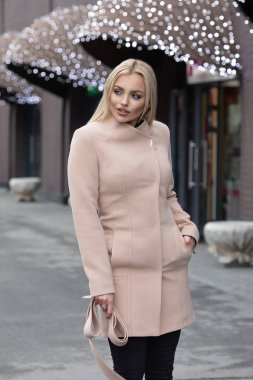 Kadın bahar portre. Gülümseyen kız açık havada parlayan. Moda ve güzellik. 