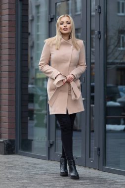 Sokakta yürüyen güzel genç sarışın kadın.