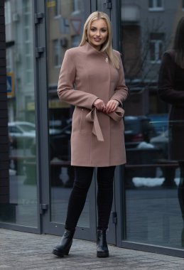 yürüyen sokak, giyim, moda kıyafet, sonbahar eğilim içinde genç şık güzel kadın.