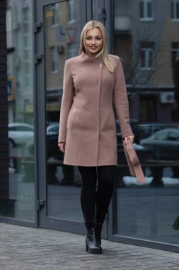 yürüyen sokak, giyim, moda kıyafet, sonbahar eğilim içinde genç şık güzel kadın.