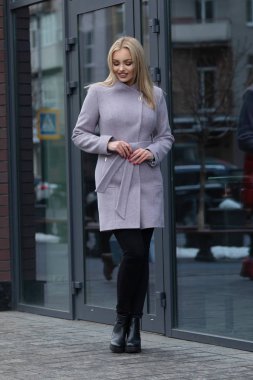 yürüyen sokak, giyim, moda kıyafet, sonbahar eğilim içinde genç şık güzel kadın.