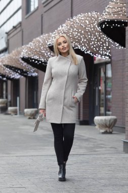 sonbahar montlu genç güzel kadın portresi. moda fotoğraf.