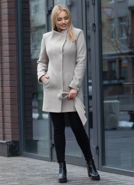 yürüyen sokak, giyim, moda kıyafet, sonbahar eğilim içinde genç şık güzel kadın.