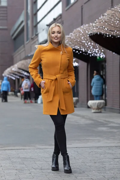 Sokakta yürüyen güzel genç sarışın kadın.