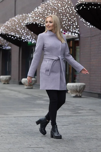 Joven Elegante Hermosa Mujer Caminando Calle Usando Ropa Moda Tendencia — Foto de Stock
