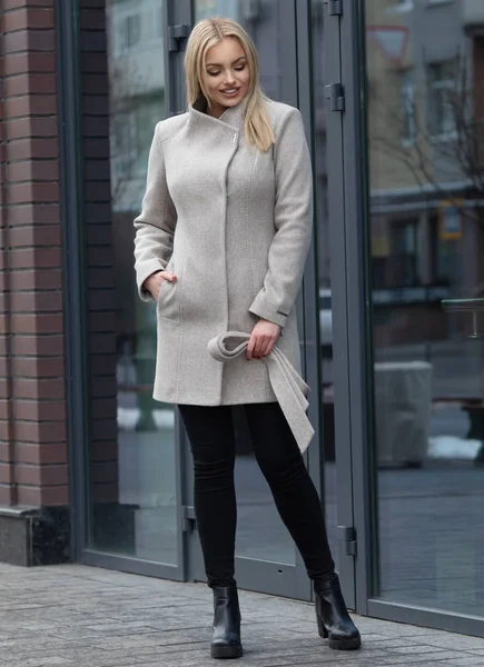 yürüyen sokak, giyim, moda kıyafet, sonbahar eğilim içinde genç şık güzel kadın.