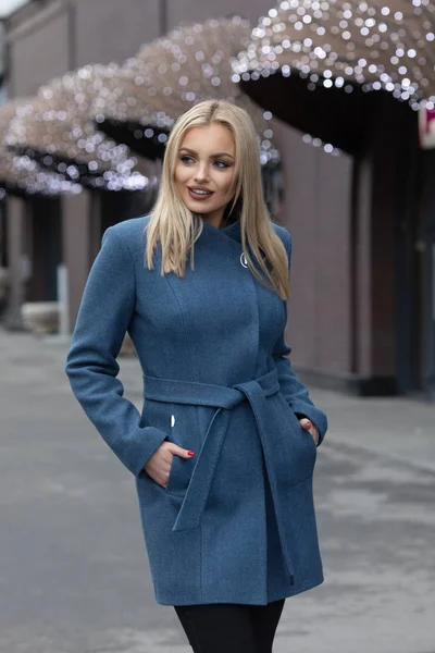 güzel, sarışın genç kadın. Açık dikey.