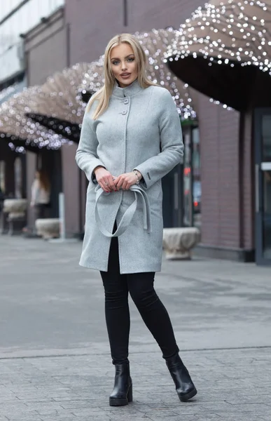yürüyen sokak, giyim, moda kıyafet, sonbahar eğilim içinde genç şık güzel kadın.