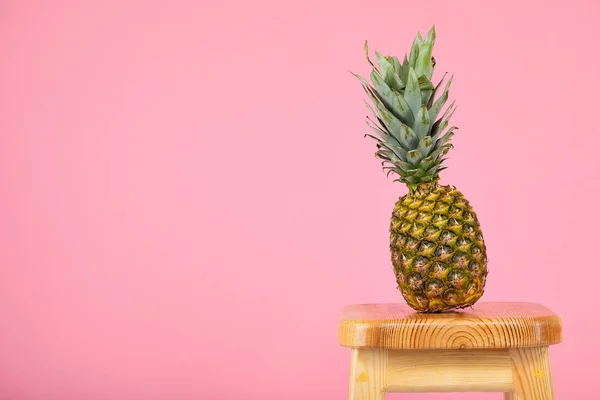 Ananas Auf Rosa Hintergrund — Stockfoto