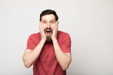 Ayakta iken sakal ve bıyık kapma kafa ile duygusal adam 30s Görüntü