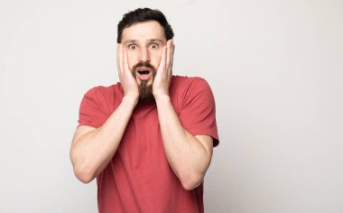 Ayakta iken sakal ve bıyık kapma kafa ile duygusal adam 30s Görüntü