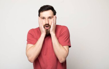 Ayakta iken sakal ve bıyık kapma kafa ile duygusal adam 30s Görüntü