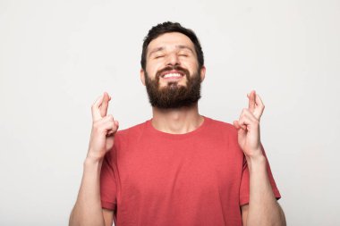 Çekici komik yakın çekim fotoğraf o onu adam ağız sıkı parmakları rahat t-shirt kıyafeti giyen yarışmalar kazanmak için akılda isteyen isteyen geçti 