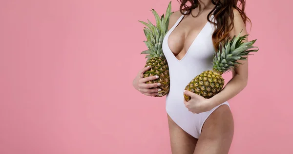 Ung Sexig Kvinna Poserar Rosa Bakgrund Med Ananas Som Täcker — Stockfoto