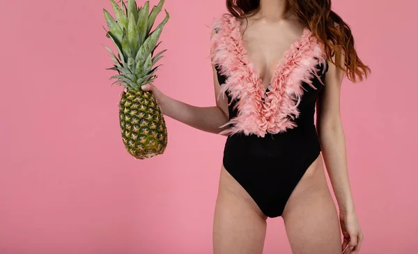 Sexig Tjej Med Stora Bröst Baddräkt Med Ananas — Stockfoto