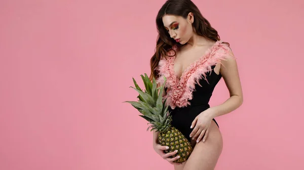 Bir Ananas Ile Bir Mayo Büyük Göğüsler Ile Seksi Kız — Stok fotoğraf
