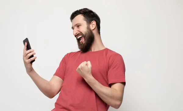 Retrato Jovem Alegre Vestindo Roupas Casuais Isolado Sobre Fundo Cinza — Fotografia de Stock