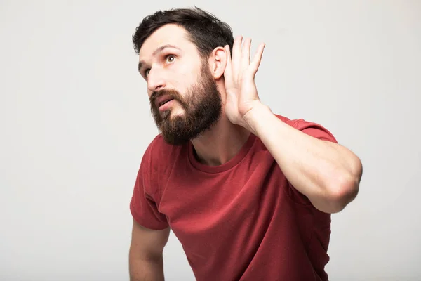 Hombre Barbudo Escuchando Viendo Gesto Mano Detrás Oreja Aislado Sobre — Foto de Stock