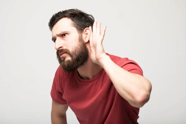 留胡子的人 看手在耳朵后面的手势 隔离在灰色背景 — 图库照片