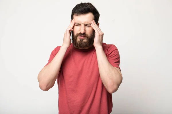 Siento Terrible Dolor Cabeza Retrato Del Joven Barbudo Está Pie — Foto de Stock