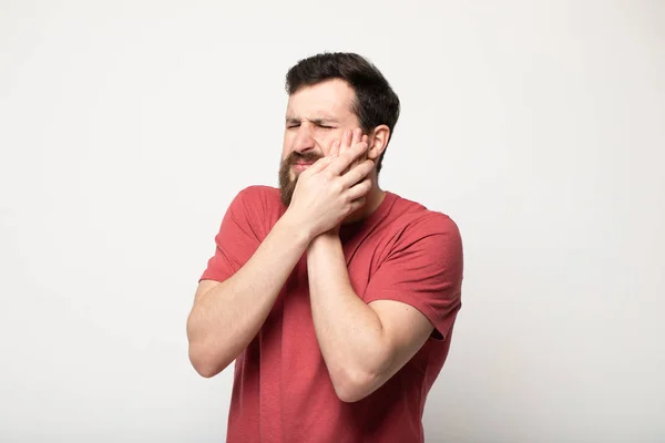 Jovem Sofrendo Dor Dente Fundo Cinza — Fotografia de Stock