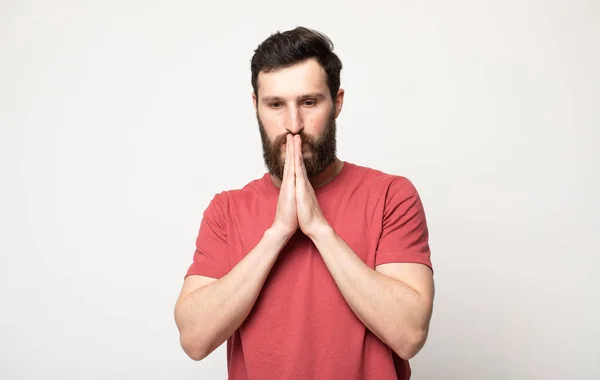 Imagem Jovem Vestido Casualmente Isolado Fundo Cinza Tendo Colocado Mãos — Fotografia de Stock