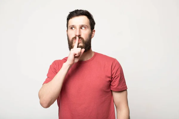 Homem Sério Ansioso Vestindo Camiseta Casual Segurando Dedo Indicador Seus — Fotografia de Stock