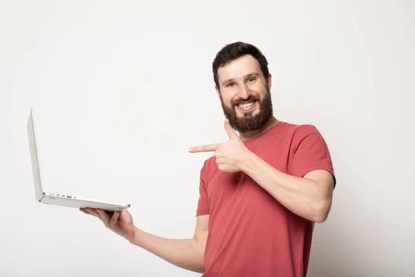 Jovem Barbudo Homem Olha Para Tela Laptop Suas Mãos Fica — Fotografia de Stock