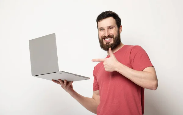 Jovem Barbudo Homem Olha Para Tela Laptop Suas Mãos Fica — Fotografia de Stock