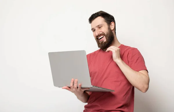 Jovem Barbudo Homem Olha Para Tela Laptop Suas Mãos Fica — Fotografia de Stock