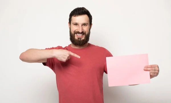 Joven Barbudo Con Pancarta Rosa Blanco Hombre Sonriente Sosteniendo Hoja — Foto de Stock