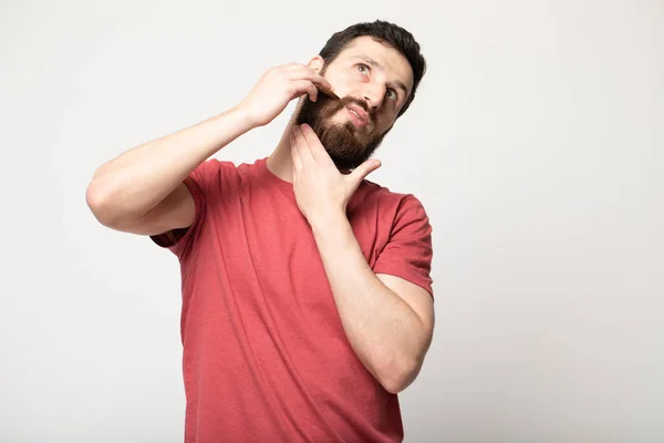 Sorriso Atraente Homem Barbudo Segurando Pente Para Barba Acima Fundo — Fotografia de Stock