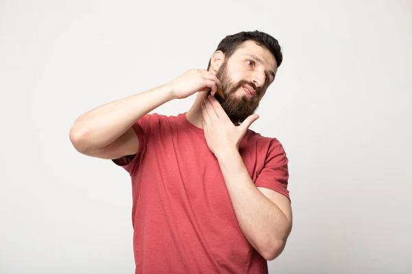 Attraktiv Leende Bearded Man Håller Kam För Skägg Stående Ovanför — Stockfoto