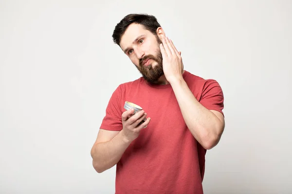 Närbild Bild Vacker Skäggiga Man Holding Beard Balm — Stockfoto