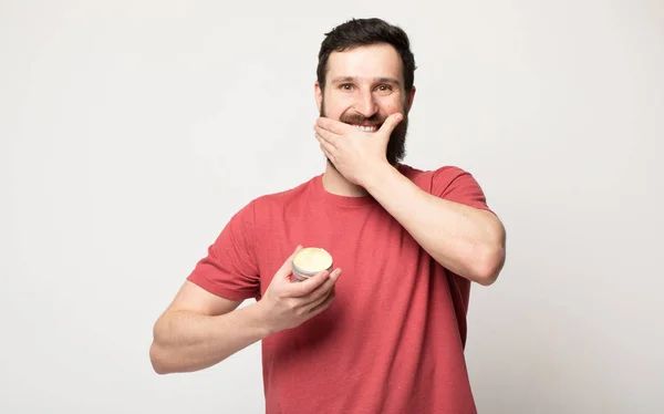 Imagem Close Homem Barbudo Bonito Segurando Bálsamo Barba — Fotografia de Stock