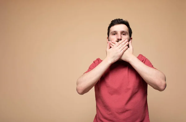 Hombre Cubre Boca Barbudo Cierra Boca Estoy Silencio — Foto de Stock